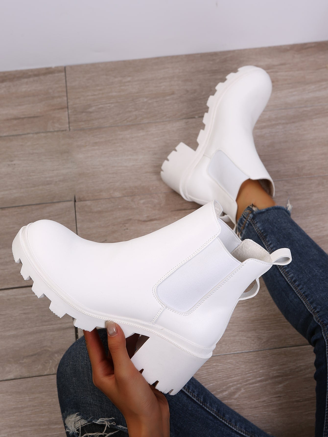 Minimalist Chunky Heeled Chelsea Boots